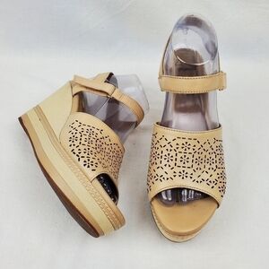 Clarks Collection cream/ tan leather wedge sandals size 8.5 M